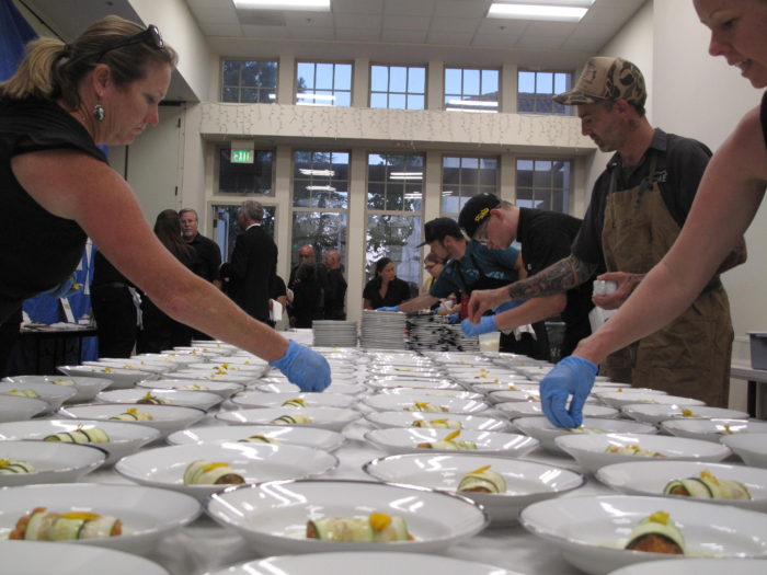 Cena de los chefs - los chefs montan las comidas en banquetas