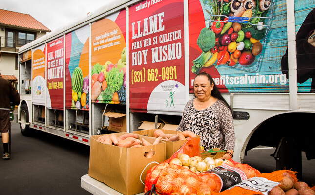 Mujer en la parte trasera de las cajas de comida