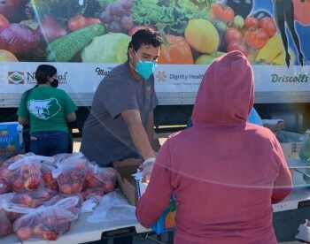 Voluntarios distribuyendo alimentos durante la pandemia