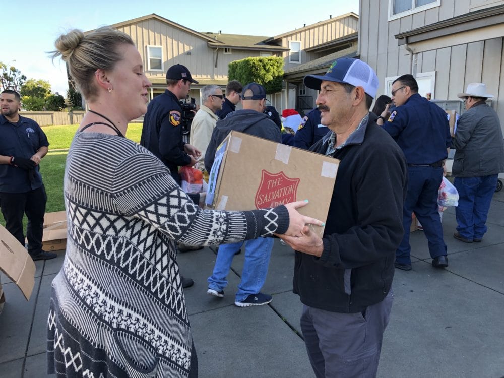 imagen de los voluntarios del banco de alimentos de santa cruz trabajando juntos para entregar alimentos a las familias necesitadas