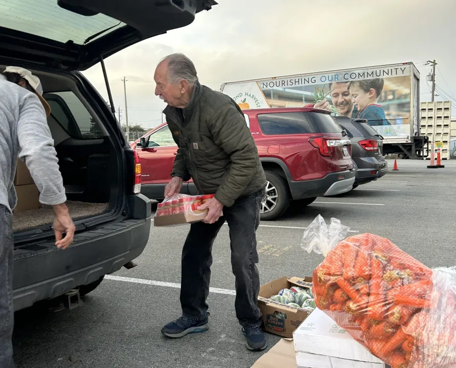 Voluntario-Ray-Mosier-cargando-alimentos-para-la-segunda-cosecha-Distribución-del-Banco-de-Alimentos-en-LiUNA-Local-270-Union